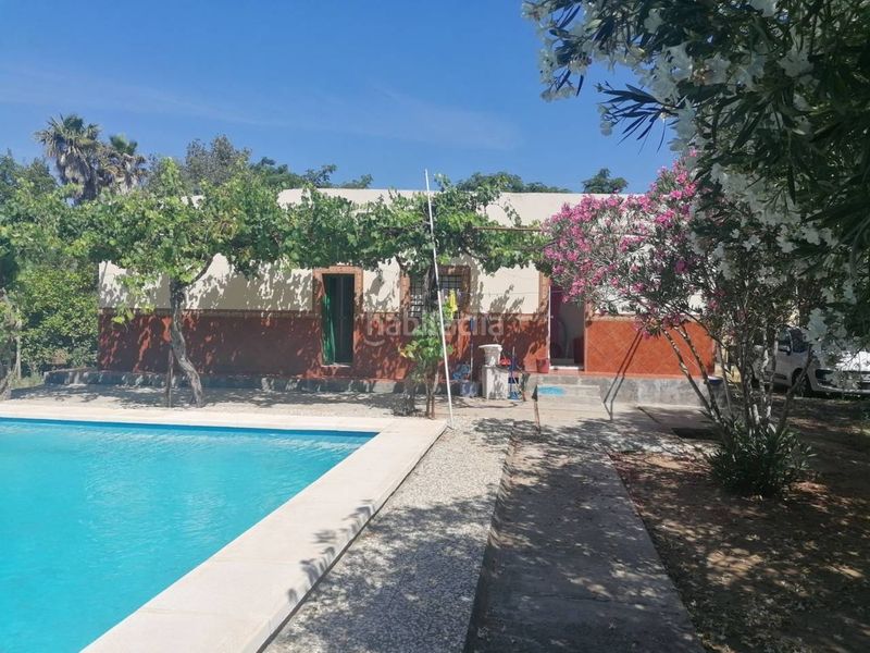 Foto a87c58ca-e428-45d9-aec6-da0d18d5c886. Chalet  en venta en Carmona
