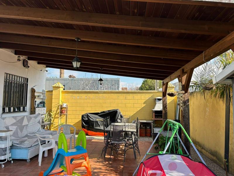 Foto f70ee1ad-547c-4e7b-93c9-f16d697df3c6. Chalet  unifamiliar en venta en Carmona