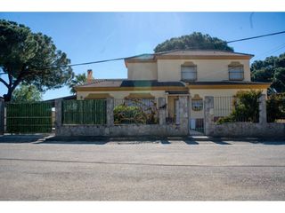 Xalet a Urbanizacion pino grande 1. Venta de chalet en carmona