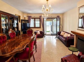 Casa adossada a Puerto de la Duquesa. Impecable adosada de 3 dormitorios con jardín y parking en el pu