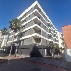 Miete Geschäftsraum in Puerto de Estepona. Local en alquiler en bruto muy bien situado ideal para cualquier