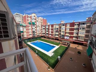 Apartament a Manantiales-Estación de Autobuses. Amplio piso de 4 dormitorios, centro torremolinos con piscina