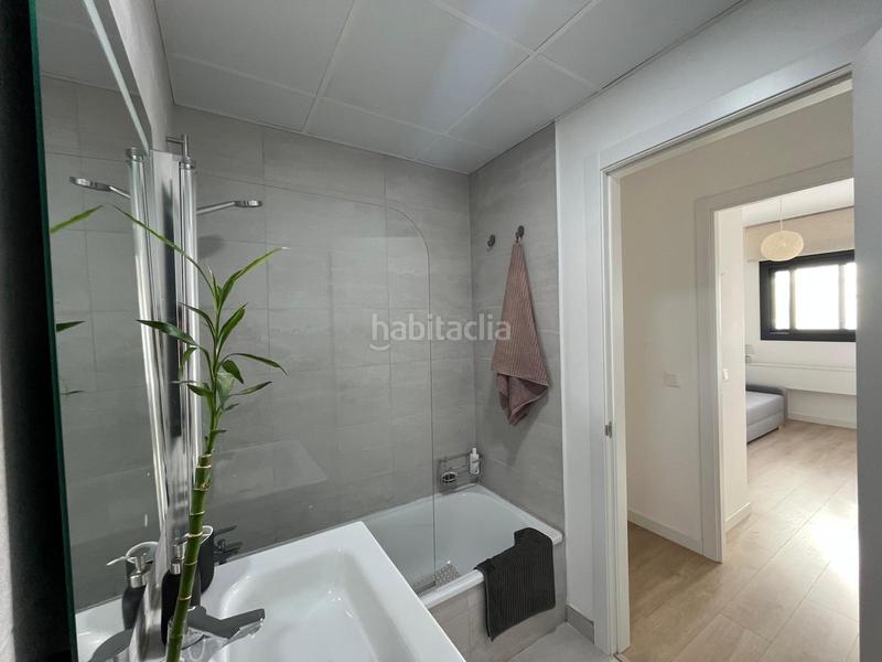 Foto aadb258a-8b2b-4a60-8c75-f1f60d291588. Alquiler piso bajo moderno con terraza y vistas al mar en Benalmádena