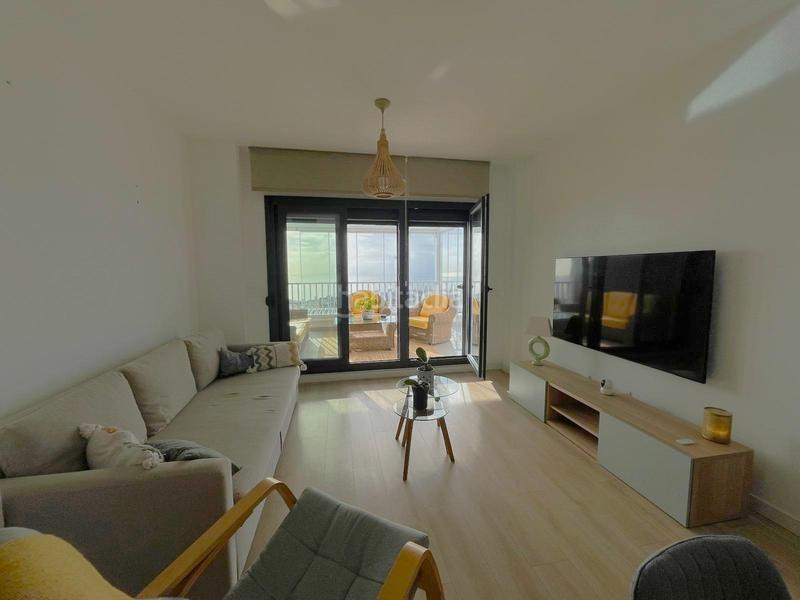 Foto b444fc8e-9f5c-45a5-bad8-bbb1234aaa25. Alquiler piso bajo moderno con terraza y vistas al mar en Benalmádena