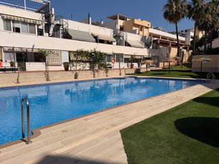 Miete Etagenwohnung in Nueva Torrequebrada. Luminoso piso de 3 dormitorios con terraza, piscina y garaje