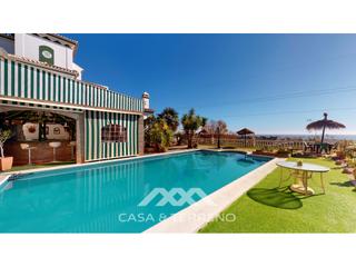 Chalet  N/a. En venta villa con dos unidades residenciales y pista de tenis,