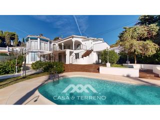 Casa  N/a. Se vende villa con tres unidades residenciales, caleta de vélez,