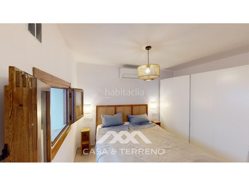 Foto dfbfe1fd-a5da-4989-aa5c-339f3734f4b2. Casa adossada a Caleta de Velez