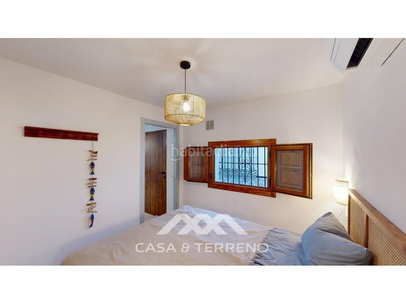 Foto f5bf78db-a960-47e6-9d72-2c62d03afa28. Casa adossada a Caleta de Velez