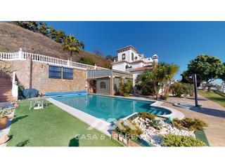 Édifice  N/a. En venta villa con dos unidades residenciales y pista de tenis,