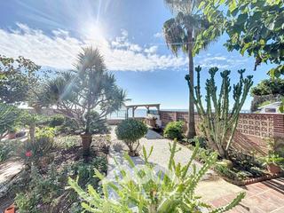 Casa  N/a. Se vende exclusiva villa en primera línea de playa en almayate
