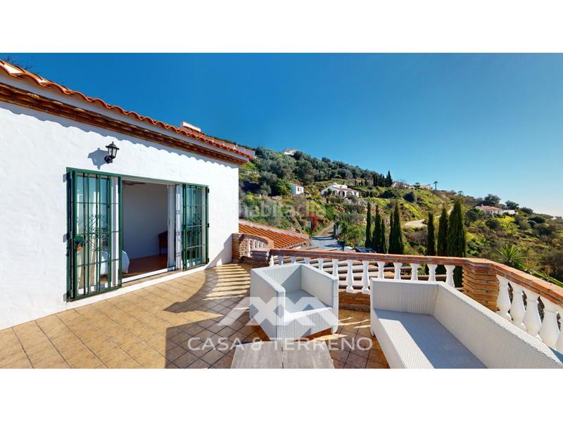 Foto 22e3aa21-a5d7-4562-b6bf-8db3cfd3bd1d. Casa se vende exclusiva villa con impresionantes vistas panorámicas al mar y a las montañas, que combina una vida de lujo con el más al en Arenas