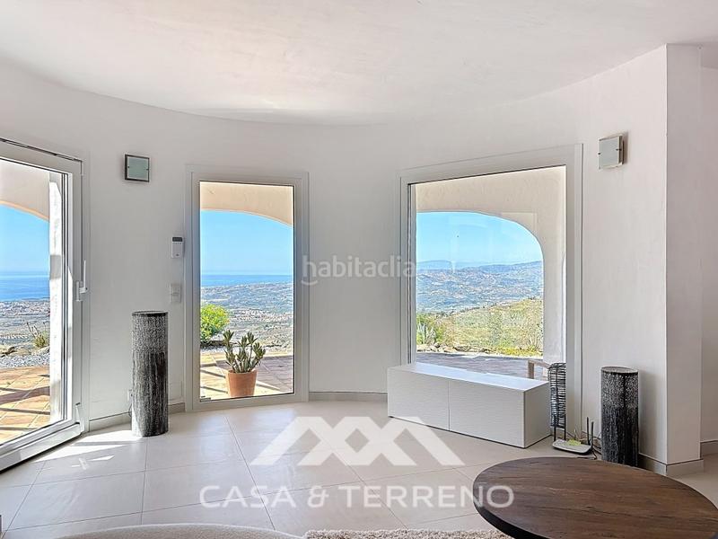 Foto 6494e79f-8238-41ed-96f4-03daa713c9a5. Casa se vende exclusiva villa con impresionantes vistas panorámicas al mar y a las montañas, que combina una vida de lujo con el más al en Arenas