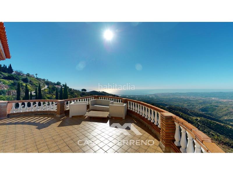 Foto a44cf6d7-59ac-46e0-becf-36cbf9cdc331. Casa se vende exclusiva villa con impresionantes vistas panorámicas al mar y a las montañas, que combina una vida de lujo con el más al en Arenas