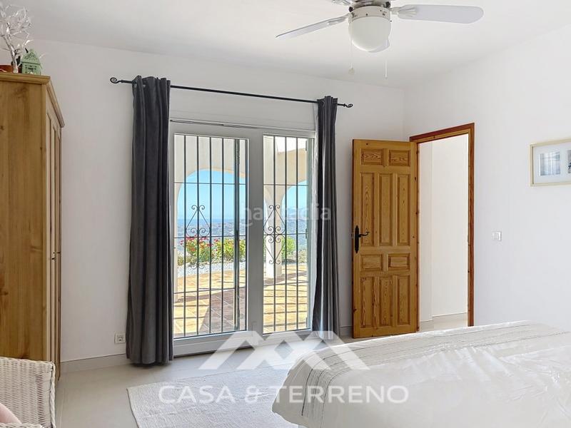 Foto ad6a0960-2d0c-430d-aee0-6457f6eb33e8. Casa se vende exclusiva villa con impresionantes vistas panorámicas al mar y a las montañas, que combina una vida de lujo con el más al en Arenas
