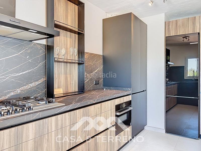 Foto bbc8577d-9089-4d18-9bef-54389ab8c924. Casa se vende exclusiva villa con impresionantes vistas panorámicas al mar y a las montañas, que combina una vida de lujo con el más al en Arenas