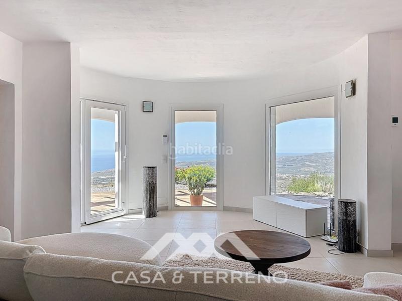 Foto c44493ac-dddb-4f49-806b-7404e3de9881. Casa se vende exclusiva villa con impresionantes vistas panorámicas al mar y a las montañas, que combina una vida de lujo con el más al en Arenas