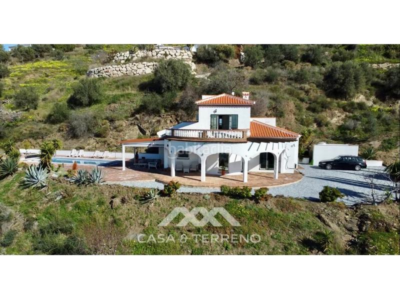 Foto c73f3cd3-b0fc-43dd-8610-3901465e41de. Casa se vende exclusiva villa con impresionantes vistas panorámicas al mar y a las montañas, que combina una vida de lujo con el más al en Arenas
