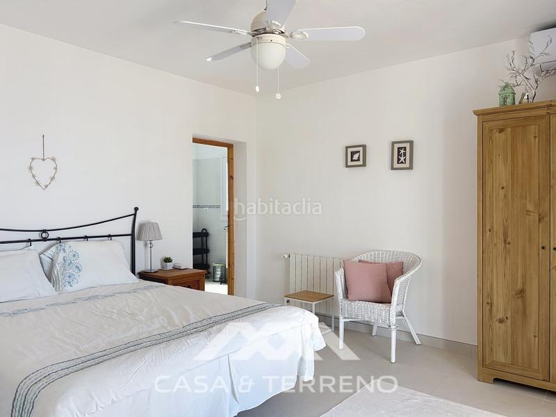 Foto ee8ebd31-e780-4c67-bd81-70717949a2c1. Casa se vende exclusiva villa con impresionantes vistas panorámicas al mar y a las montañas, que combina una vida de lujo con el más al en Arenas