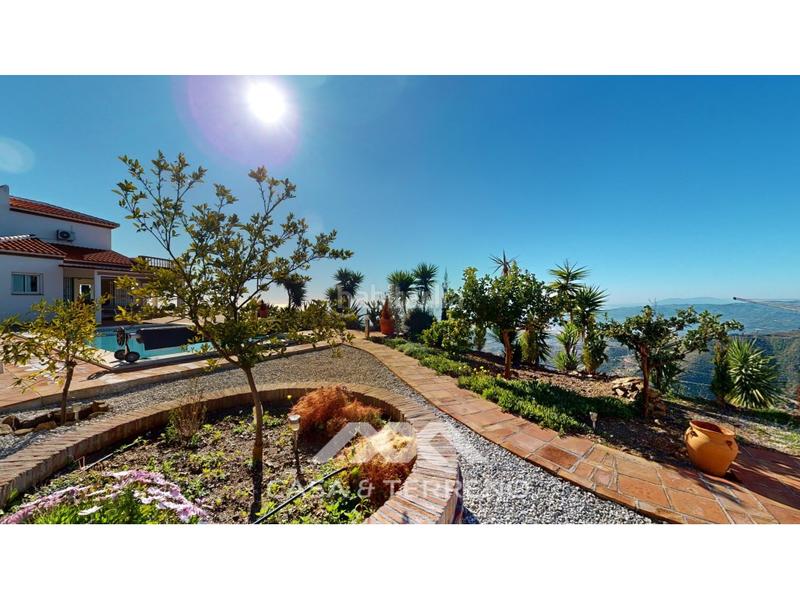 Foto fa51a705-de35-43e9-aac9-09e0f76bb121. Casa se vende exclusiva villa con impresionantes vistas panorámicas al mar y a las montañas, que combina una vida de lujo con el más al en Arenas