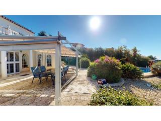 Maison  Partida arroyo benthomiz. Se vende elegante villa con jardín y piscina en algarrobo, málag