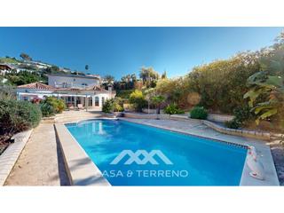 Casa  N/a. Se vende elegante villa con jardín y piscina en algarrobo, málag