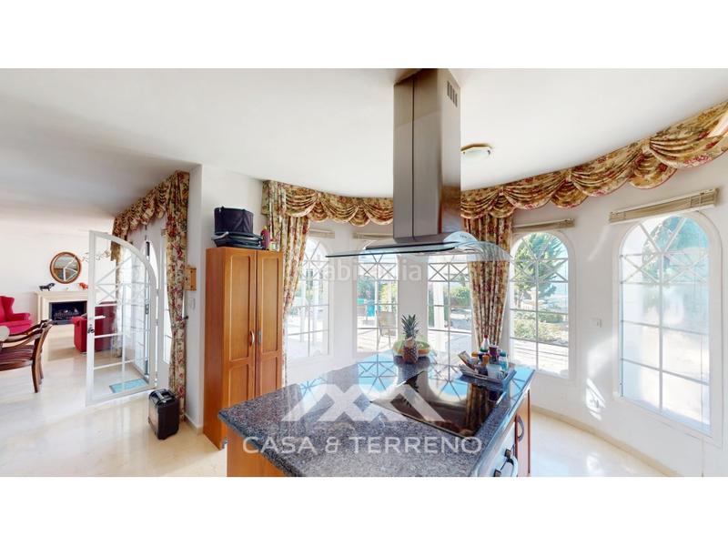 Foto 0fbf97fd-533a-4641-89f4-173b14b36dfb. Casa se vende elegante villa con jardín y piscina , málaga en Algarrobo