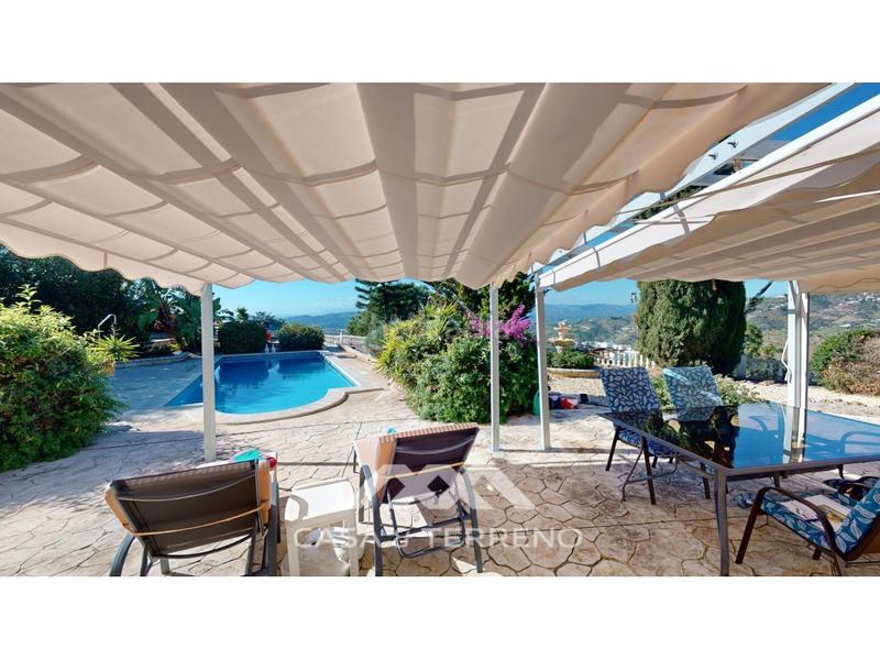 Foto 106f6e3f-9070-45ed-b27c-93ced0907edf. Casa se vende elegante villa con jardín y piscina , málaga en Algarrobo