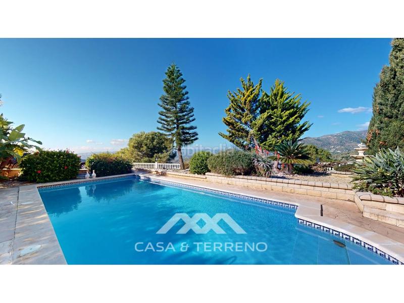 Foto 10abb95c-0517-4a0b-8e76-770d60d04320. Casa se vende elegante villa con jardín y piscina , málaga en Algarrobo