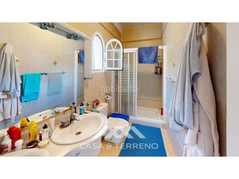 Foto 12ecc132-1e97-41b8-a3e4-9565a7a52852. Casa se vende elegante villa con jardín y piscina , málaga en Algarrobo