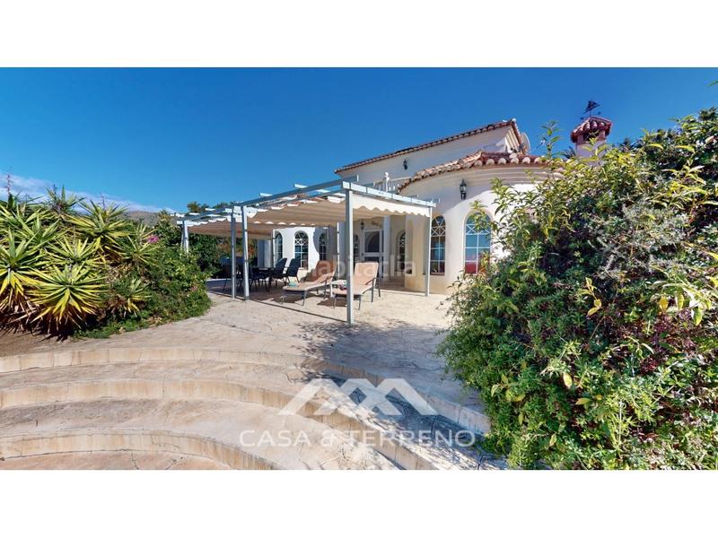 Foto 2e35e7df-53c0-47d8-9135-419d6f88ef51. Casa se vende elegante villa con jardín y piscina , málaga en Algarrobo