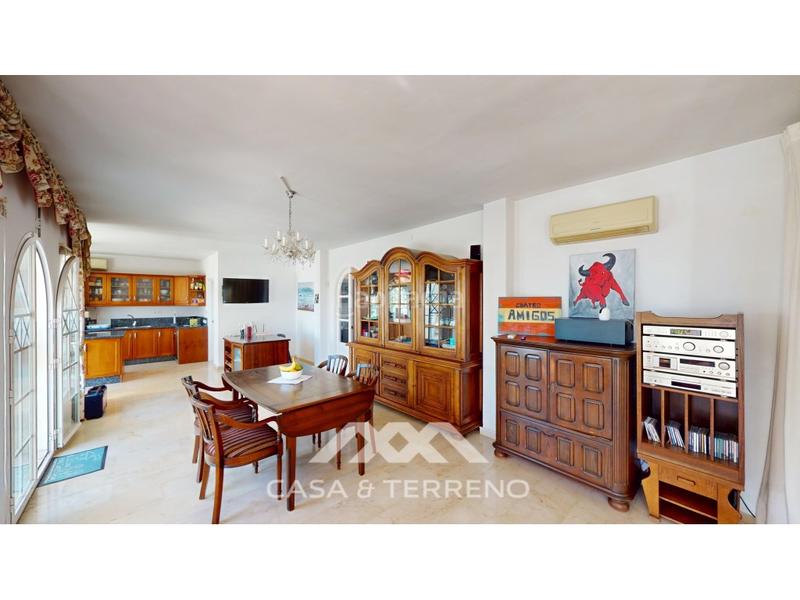 Foto 2fc68cb7-56cc-4f8d-99c1-5ed6656fb0b0. Casa se vende elegante villa con jardín y piscina , málaga en Algarrobo