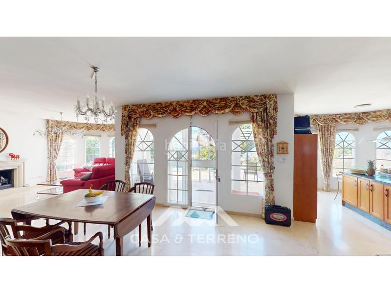 Foto 38262408-e206-4a36-9480-f25b0dc12b61. Casa se vende elegante villa con jardín y piscina , málaga en Algarrobo