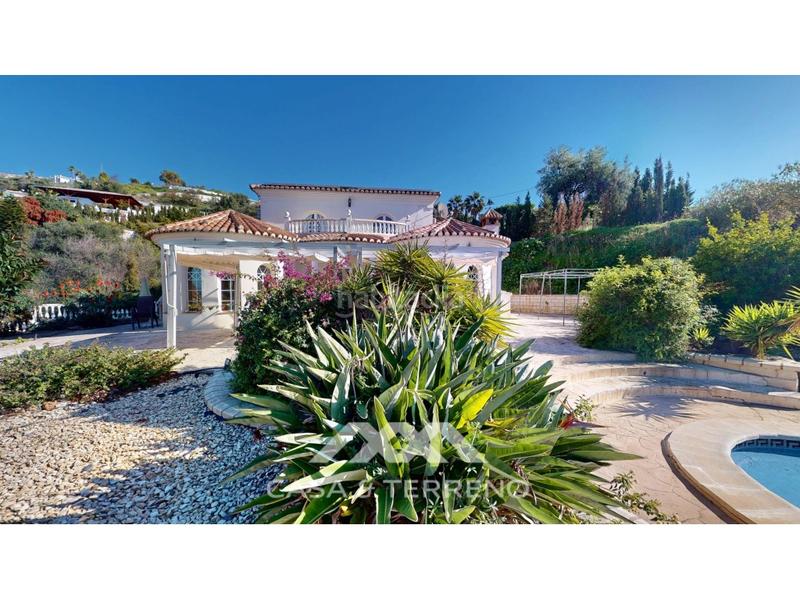 Foto 3b18aee0-09cc-4166-8a48-a1d8957b4cbe. Casa se vende elegante villa con jardín y piscina , málaga en Algarrobo