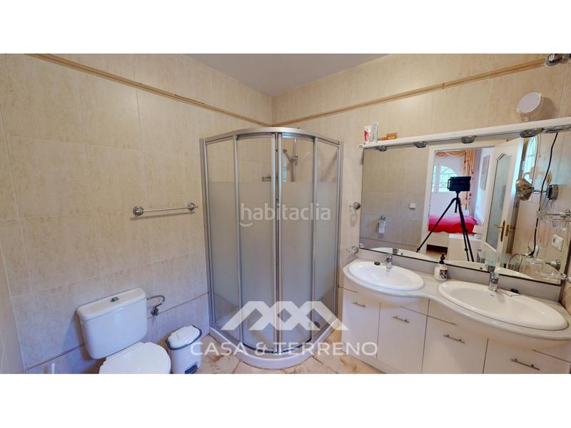 Foto 3cc46567-0668-458a-a7fe-ce7640741037. Casa se vende elegante villa con jardín y piscina , málaga en Algarrobo