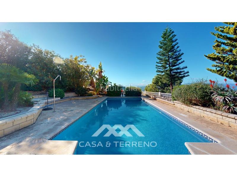 Foto 4fa3a4d3-d258-4ead-b18a-43d917ee634f. Casa se vende elegante villa con jardín y piscina , málaga en Algarrobo