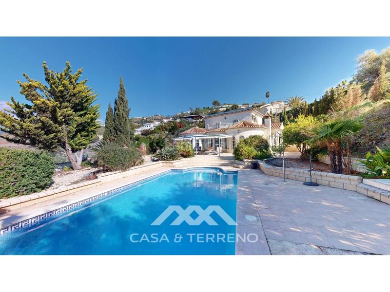 Foto 79b1ae0f-a833-4b54-bcc2-c4b0064b90e7. Casa se vende elegante villa con jardín y piscina , málaga en Algarrobo