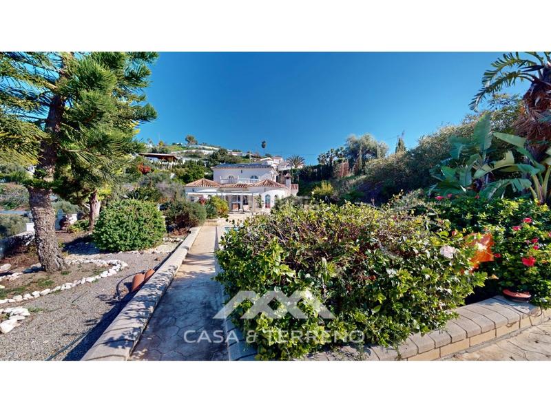 Foto 92d7ed3b-28ad-4011-b089-81bae87847ed. Casa se vende elegante villa con jardín y piscina , málaga en Algarrobo