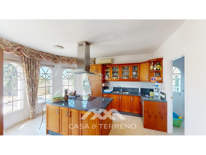 Foto 9747481c-7a3a-467c-8c67-7c843819dcd0. Casa se vende elegante villa con jardín y piscina , málaga en Algarrobo