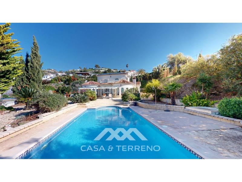 Foto 9d7ae3d1-504c-4f00-8b2a-d99bcadc4371. Casa se vende elegante villa con jardín y piscina , málaga en Algarrobo