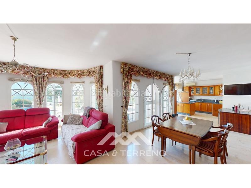 Foto aa341665-4c67-41f8-be60-527a8eab3620. Casa se vende elegante villa con jardín y piscina , málaga en Algarrobo