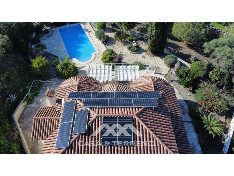 Foto dac791b7-eb7b-403e-aa06-330d764b2768. Casa se vende elegante villa con jardín y piscina , málaga en Algarrobo