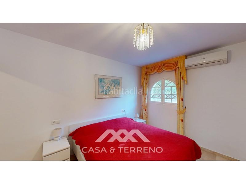 Foto e10955f8-3d76-438f-907f-3ae56509f1ec. Casa se vende elegante villa con jardín y piscina , málaga en Algarrobo