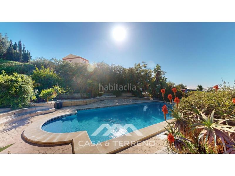 Foto e1f1c13a-1bb5-4fb8-8273-d5ee9b9e2c9e. Casa se vende elegante villa con jardín y piscina , málaga en Algarrobo