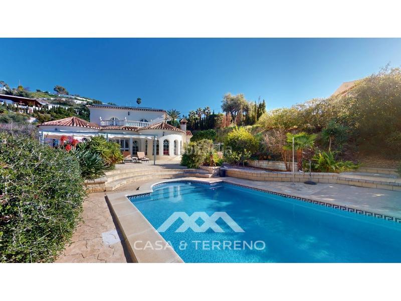 Foto fe0ac42a-c440-431d-a674-89e7f857bec9. Casa se vende elegante villa con jardín y piscina , málaga en Algarrobo