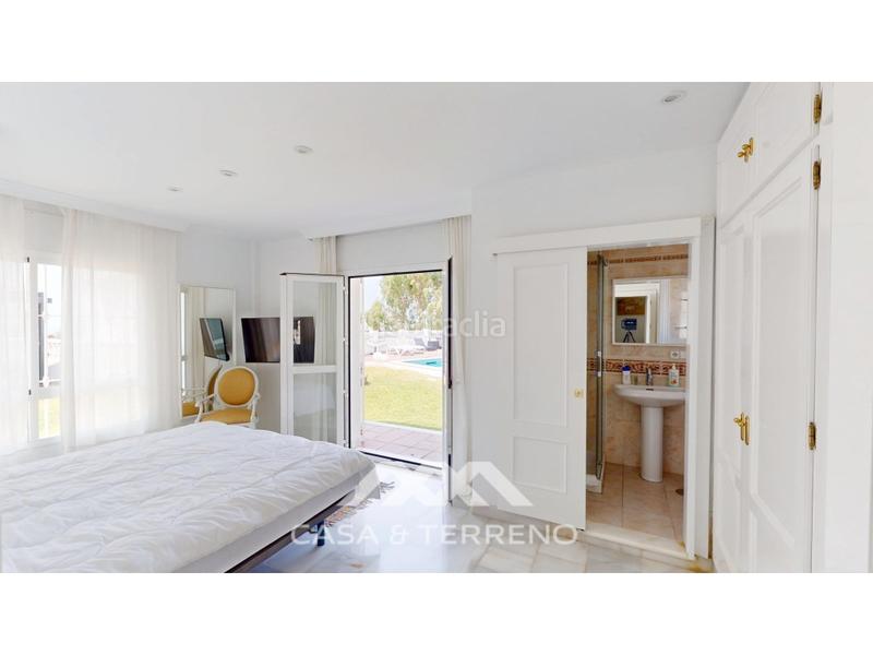 Foto 19074d9b-3777-4eea-89be-821e4a40b38d. House with parking pool in Caleta de Velez