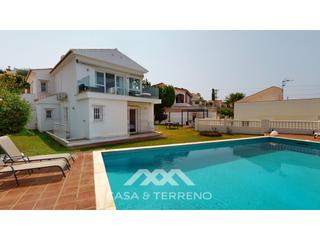 Casa  N/a. En venta villa moderna con vistas al mar en caleta de vélez