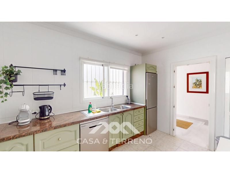 Foto e4016f69-e2eb-4bfd-a3fe-07a2cc7ccd00. House with parking pool in Caleta de Velez