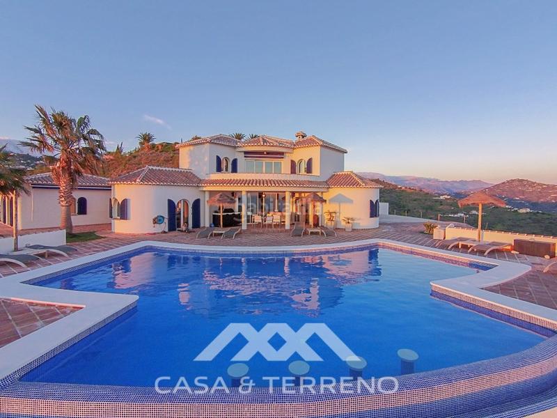 Foto 1c34da07-fbec-4fc5-a212-e48fd4ce2258. Casa amb aparcament piscina a Algarrobo pueblo Algarrobo