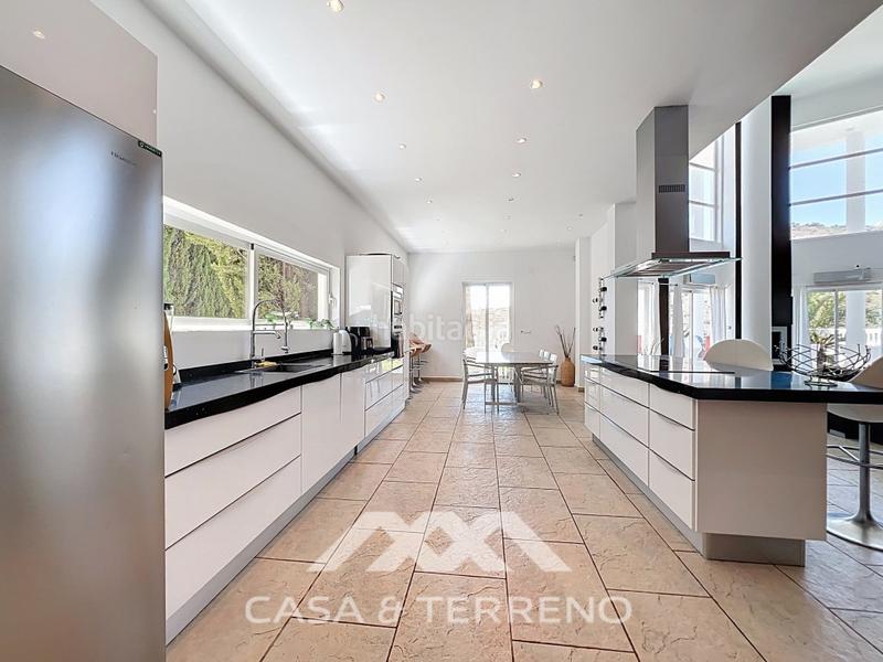 Foto e9d7918f-6bf5-4b78-8e9a-68d12ba181e7. Casa amb aparcament piscina a Algarrobo pueblo Algarrobo